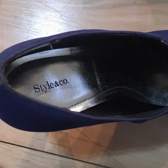 Navy Heels - Picture 6 of 6